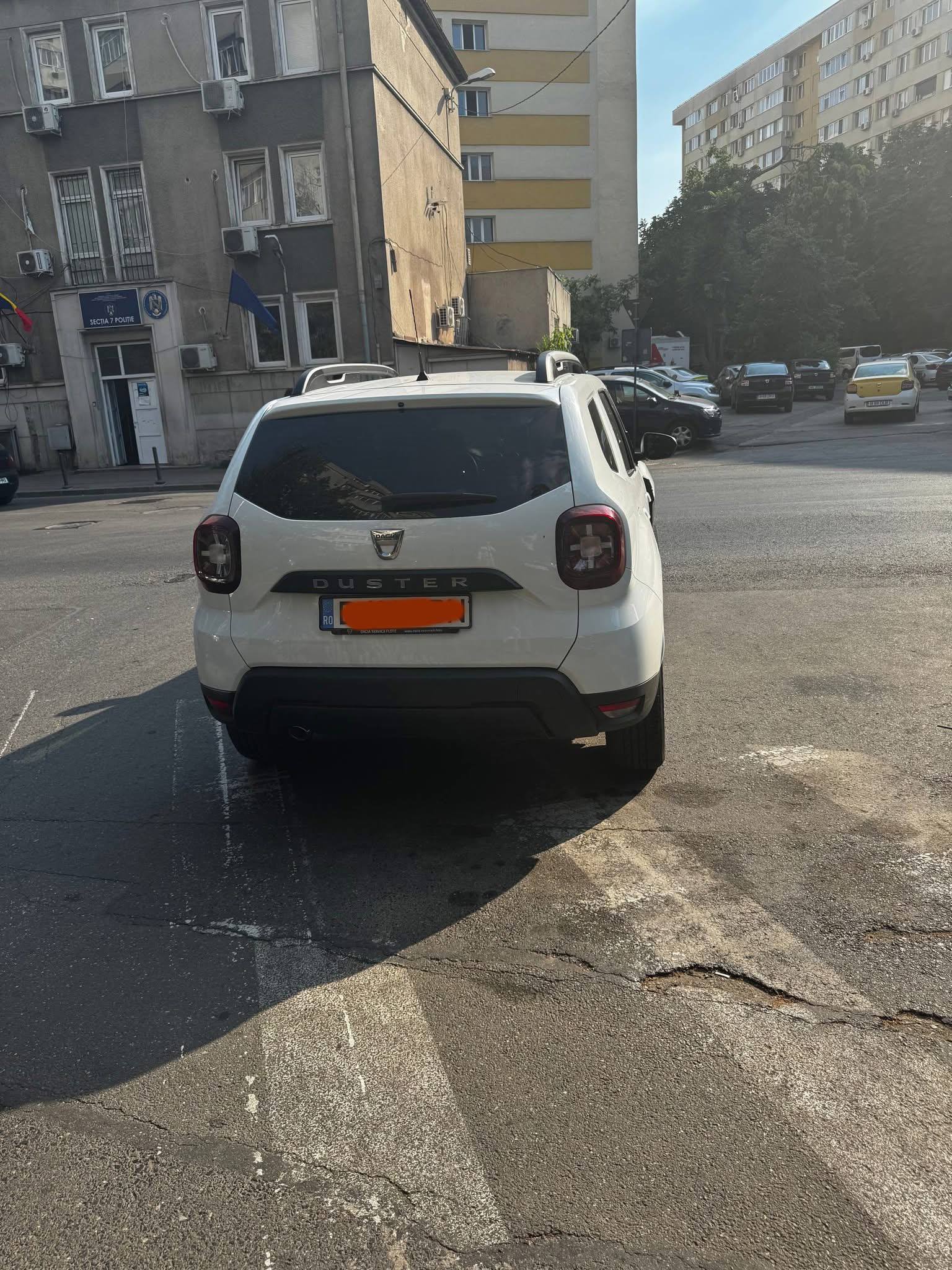 Mașină staționată lipită de trecere, vizavi de Secția 7 Poliție